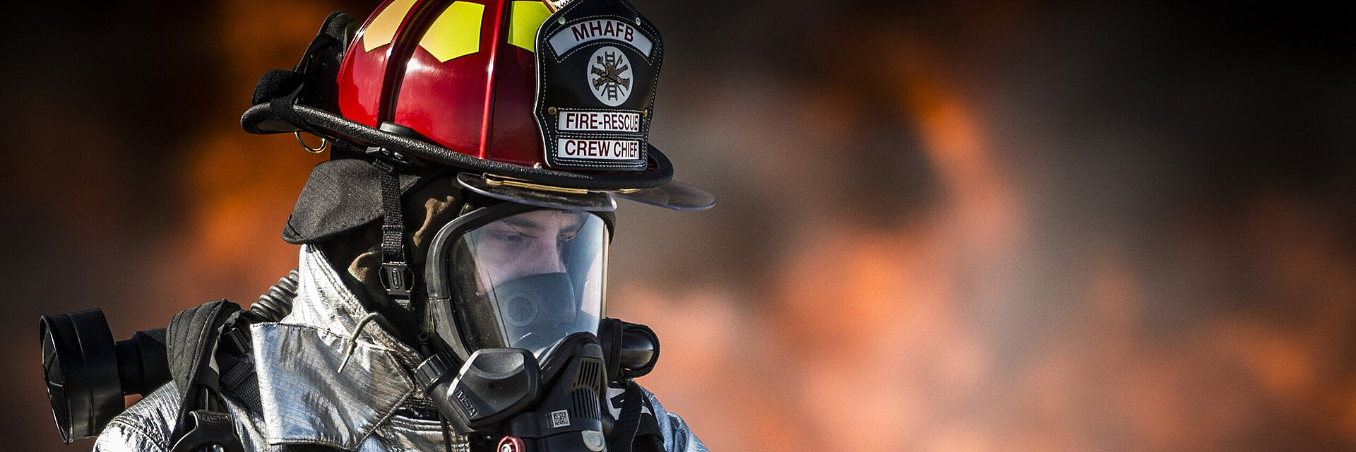 Feuerwehrmann mit Stickereien auf der Schutzausrüstung