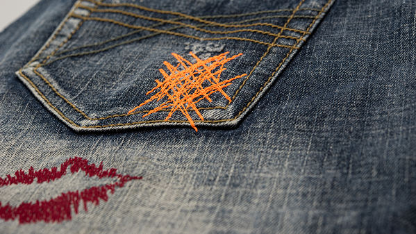 Industriedesign auf Jeans - Stickerei mit matten Polyestergarnen von Madeira. Industriedesign auf Jeans - Stickerei mit matten Polyestergarnen.