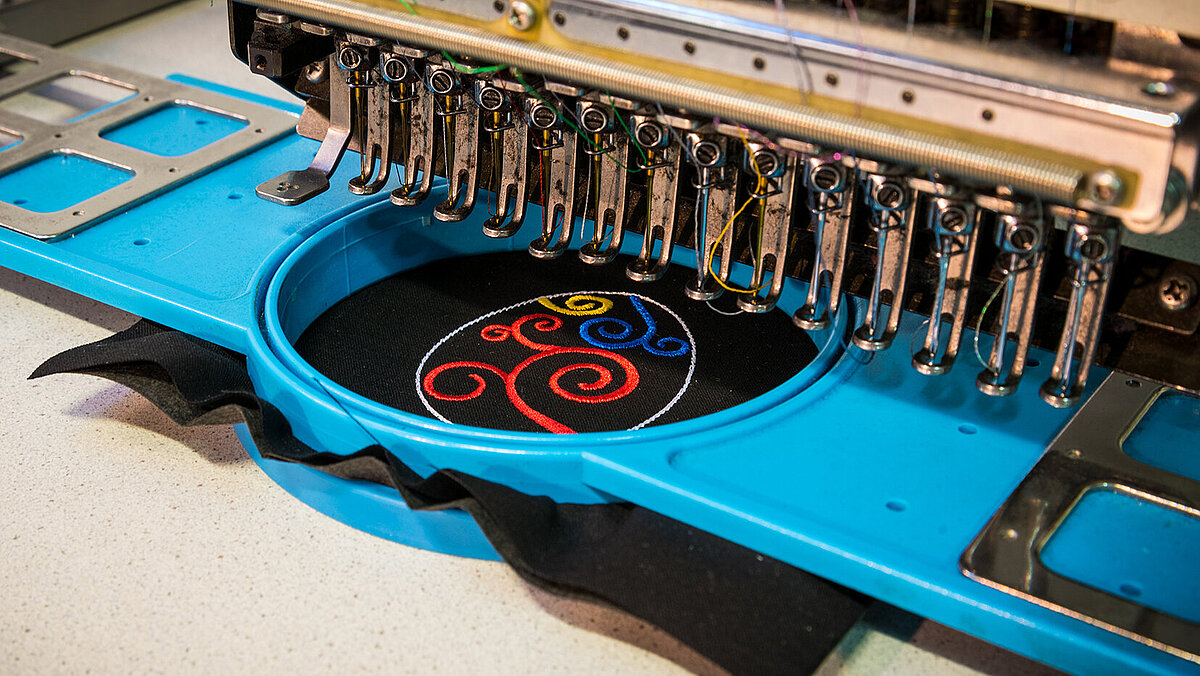 Recyceltes Polyester Stickgarn auf der Maschine Sticken mit Garnen aus recycelten PET-Flaschen