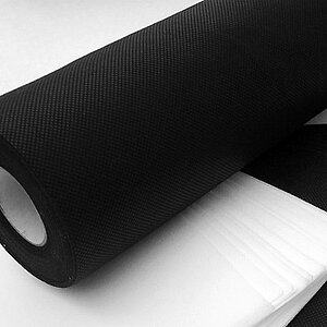 Schwarze Vliesrolle und ein weißes Vlies