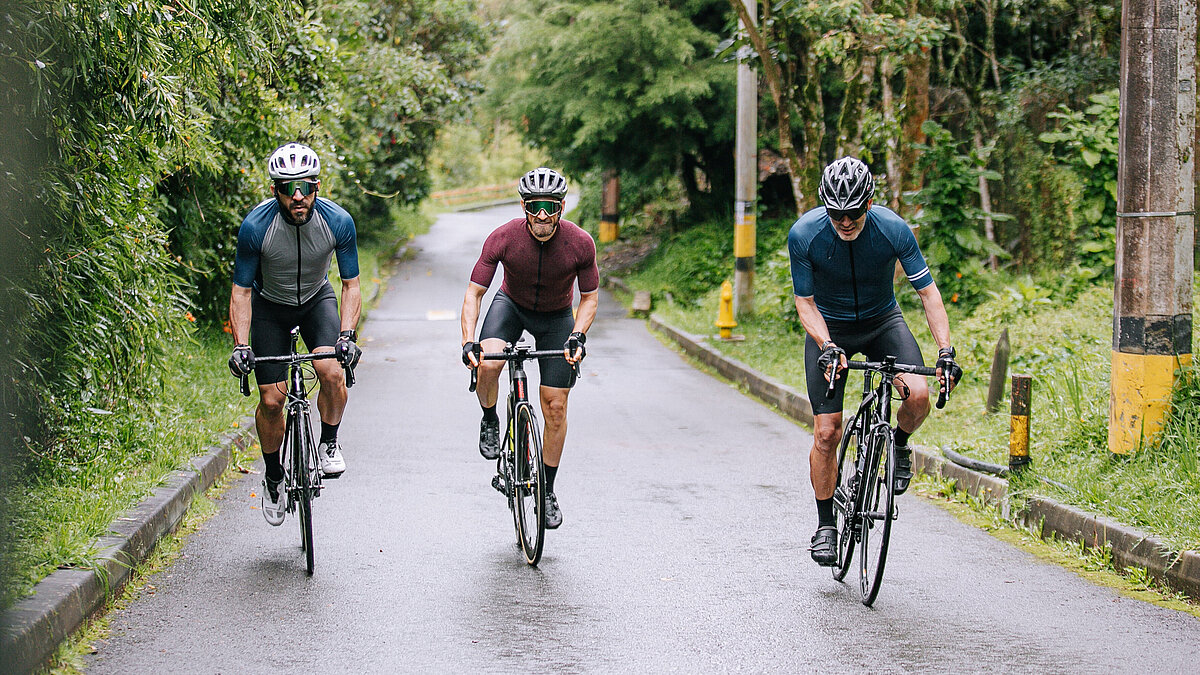 Drei Radfahrer in Sportkleidung Drei Radfahrer in Sportkleidung