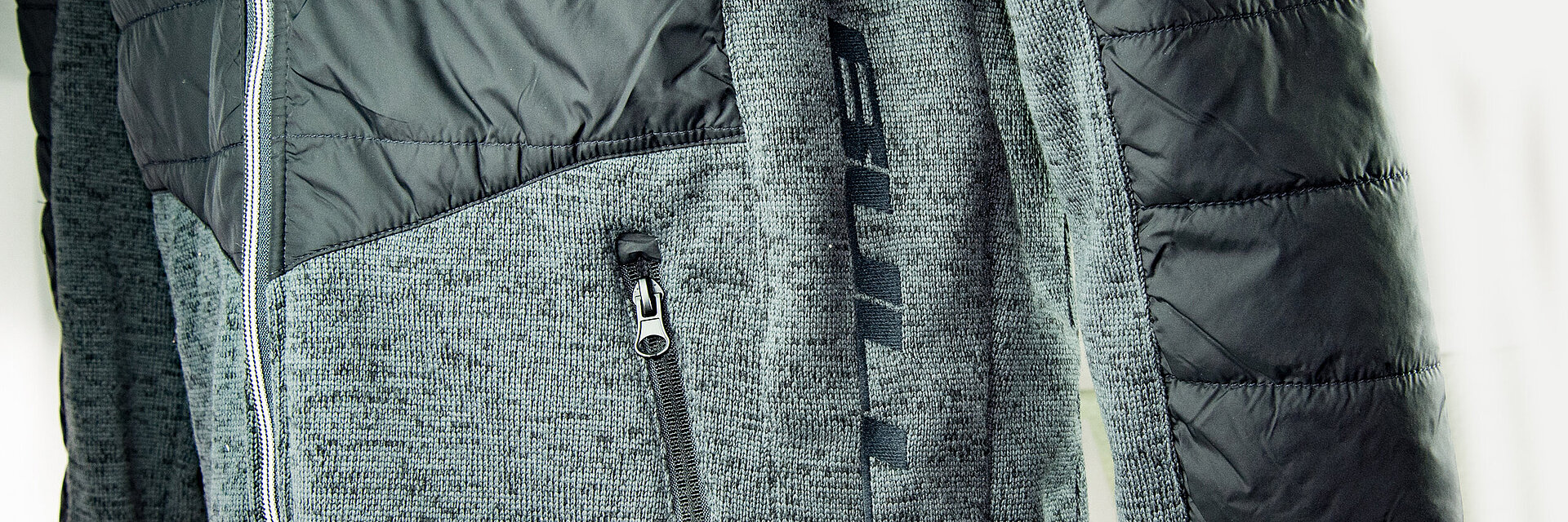 [Translate to Global Spanisch:] Embroidered outdoor sportswear jacket with 