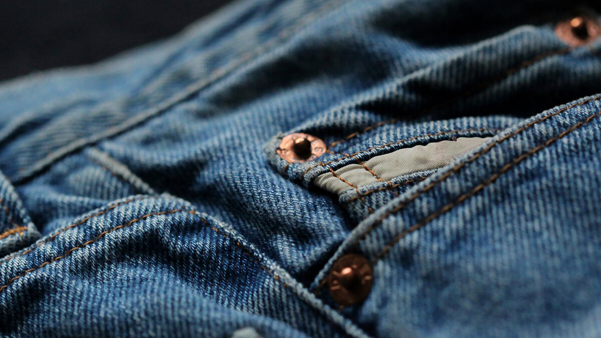 Detail eines Denim-Kleidungsstücks Detail eines Denim-Kleidungsstücks