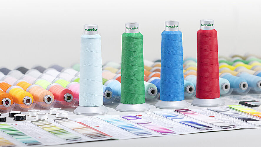 Garnkonen mit FROSTED MATT Polyester-Stickgarn für intensive und matte Farben. Mattes Maschinenstickgarn - Auswahl an farbigen "Frosted Matt" Garnkonen