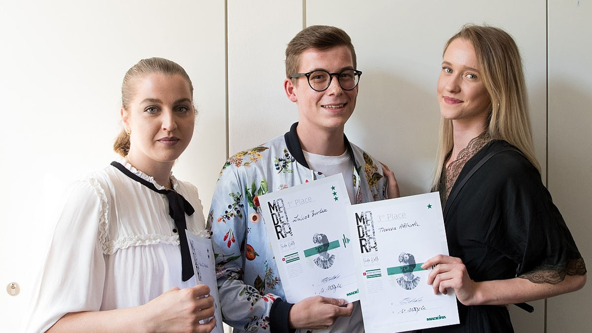 Das Gewinnerbild zeigt die 3 Sieger des Wettbewerbs. Sie halten zufrieden ihre Urkunde hoch.